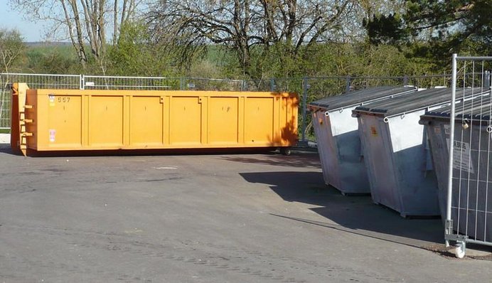 orangener Container am Grünsammelplatz