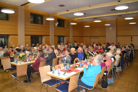 Festhalle gesuhlt mit Senioren