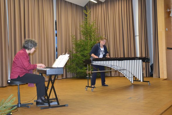 musizierende Damen auf der Bühne der Festhalle