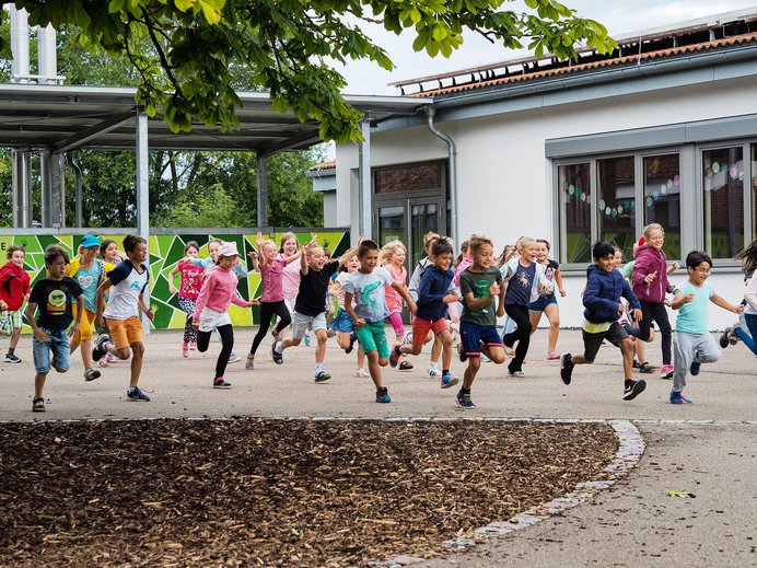 rennende Schüler vor der Grundschule Nellingen