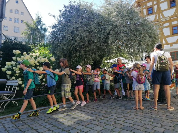 Kinder machen eine Polonaise